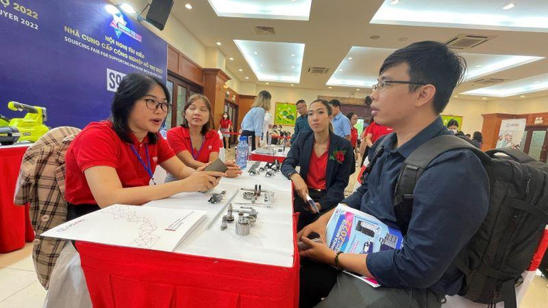 Các doanh nghiệp, nhà đầu tư tìm hiểu thông tin sản phẩm công nghiệp hỗ trợ.