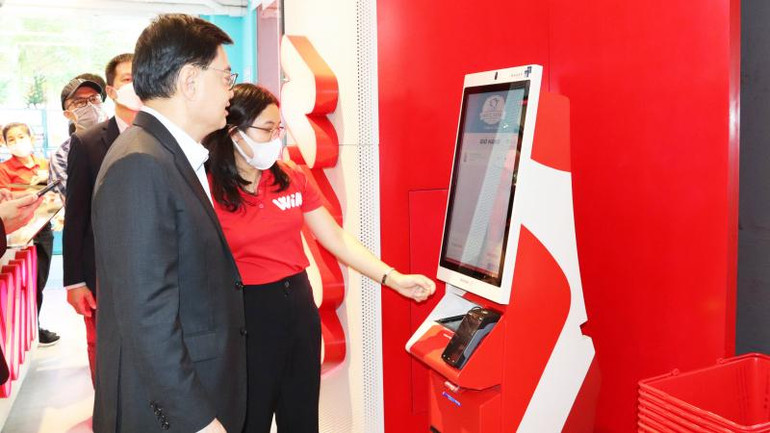 Phó Thủ tướng Singapore Heng Swee Keat trải nghiệm kiosk thanh toán tự động tại khu vực Ozone bên trong cửa hàng WIN. Phó Thủ tướng Singapore Heng Swee Keat trải nghiệm kiosk thanh toán tự động tại khu vực Ozone bên trong cửa hàng WIN.