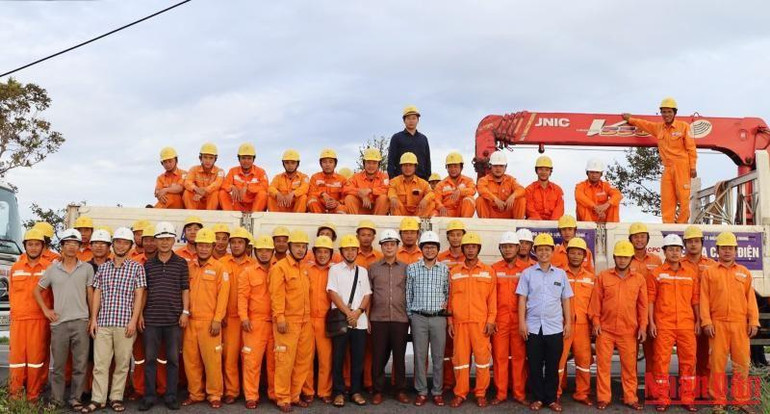 Đội xung kích của Công ty Điện lực Quảng Bình chi viện cho tỉnh Quảng Nam.