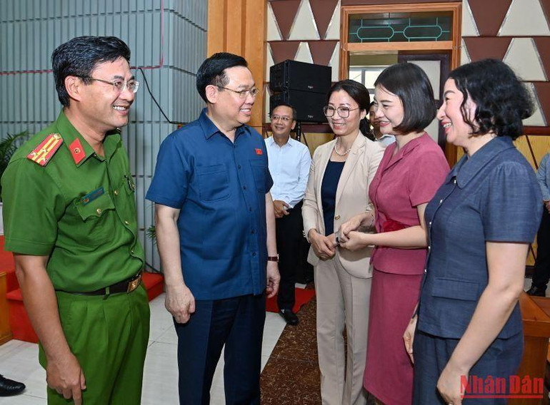 Chủ tịch Quốc hội Vương Đình Huệ trao đổi với các cử tri huyện Thủy Nguyên.