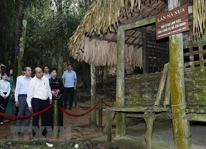 Chủ tịch nước Nguyễn Xuân Phúc tại Lán Nà Nưa trong Khu di tích lịch sử quốc gia đặc biệt Tân Trào. (Ảnh: TTXVN)