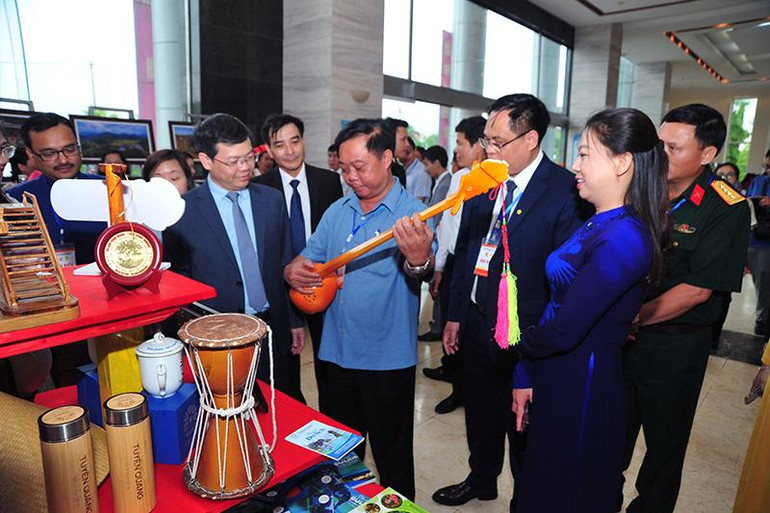 Các đại biểu tham quan gian hàng trưng bày sản phẩm du lịch của các địa phương.