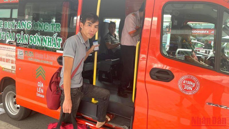 Hành khách đón tuyến buýt 109 ở Trạm xe buýt trung tâm-Bến xe buýt Sài Gòn, quận 1 để bắt đầu hành trình.