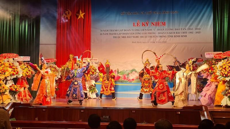 Một số tiết mục biểu diễn của Nhà hát Nghệ thuật truyền thống tỉnh Bình Định. Một số tiết mục biểu diễn của Nhà hát Nghệ thuật truyền thống tỉnh Bình Định.