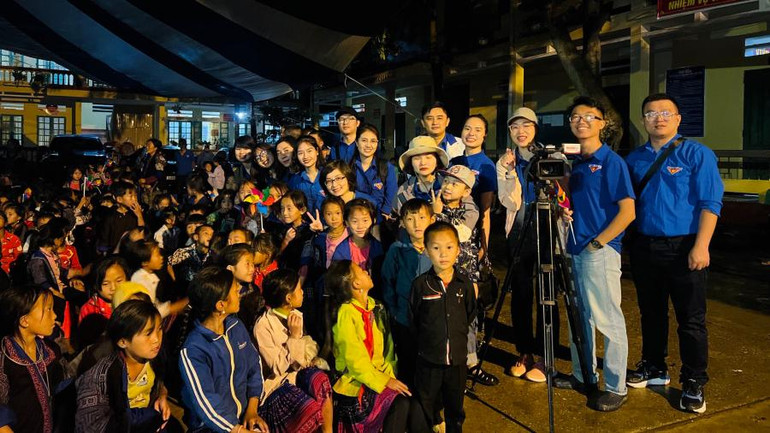 Đoàn viên các đơn vị tham gia chương trình vui Tết Trung thu cùng các em học sinh Trường Phổ thông dân tộc bán trú Tiểu học và Trung học cơ sở Mồ Dề.