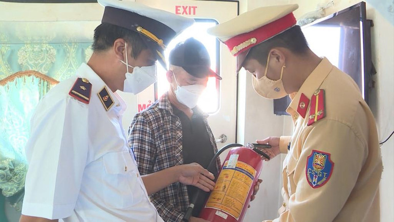 Công an huyện Vân Đồn kiểm tra công tác phòng cháy, chữa cháy trên tàu vận chuyển khách ra các tuyến đảo.