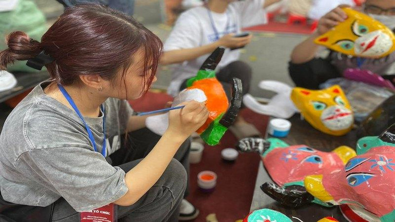 Các bạn trẻ tìm hiểu, trải nghiệm đồ chơi Trung thu truyền thống.