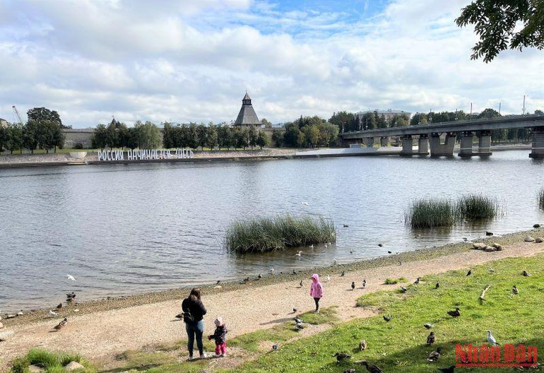 Từ tả ngạn dòng Velikaya sẽ nhìn thấy dòng chữ - niềm tự hào của người dân Pskov: “Nước Nga bắt đầu từ đây”.