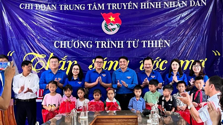 Chi đoàn Trung tâm Truyền hình Nhân Dân tổ chức chương trình “Thắp sáng ước mơ” tại xã Hồ Bốn, huyện Mù Cang Chải.