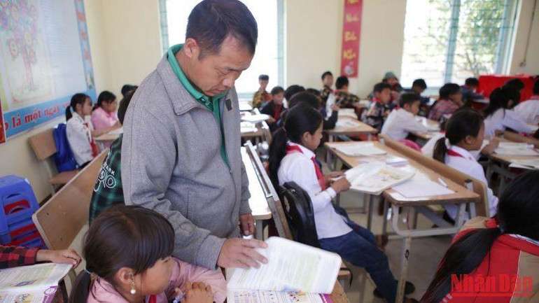 Học sinh lớp 7 trường liên cấp Xà Dề Phìn năm học này mới được học môn Tin học do trước đây không có giáo viên và phòng chức năng.