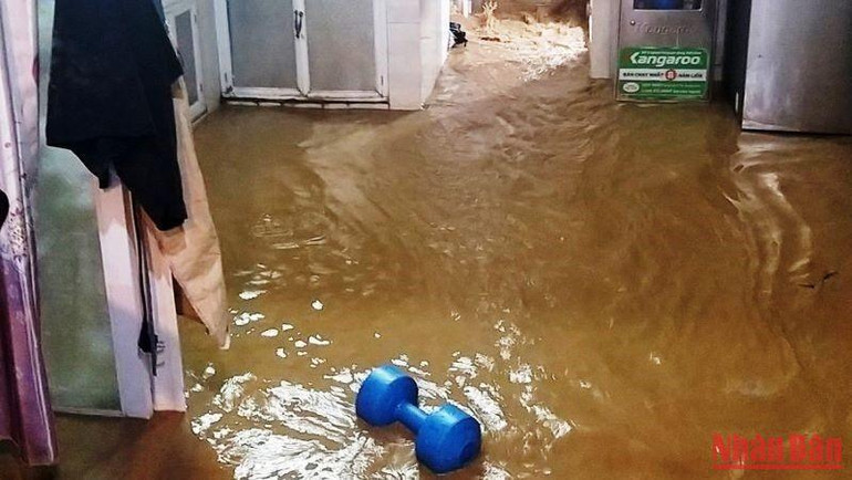 Mưa lũ ngập nhà dân ở Văn Bàn.