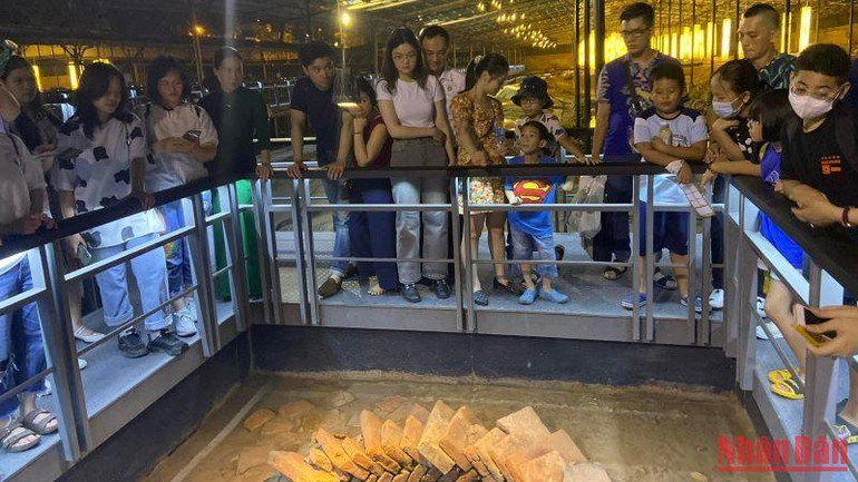 Giới thiệu các dấu tích khảo cổ tại Hoàng thành Thăng Long với công chúng.