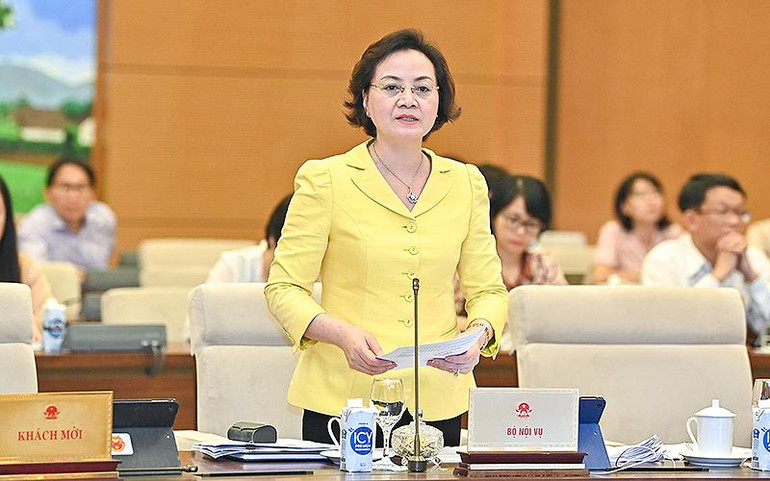 Bộ trưởng Nội vụ Phạm Thị Thanh Trà giải trình một số ý kiến của Ủy ban Thường vụ Quốc hội tại phiên họp. (Ảnh: Duy Linh)