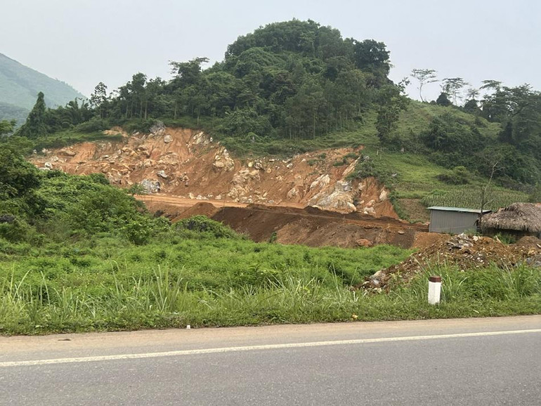 Một khu vực đất đồi đang được san ủi tại xã Quảng Chu.