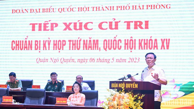 Chủ tịch Quốc hội Vương Đình Huệ phát biểu trao đổi, tiếp thu ý kiến, kiến nghị của cử tri. (Ảnh: DUY LINH)