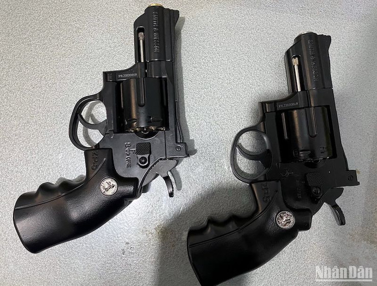 Hai khẩu súng Khang mang đi bán.