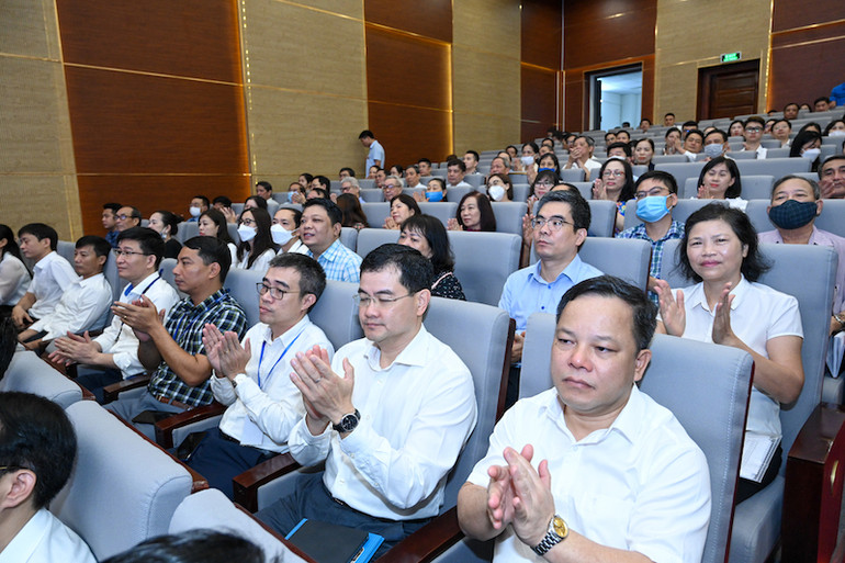 Đông đảo cử tri quận Ngô Quyền tham dự hội nghị. (Ảnh: DUY LINH)