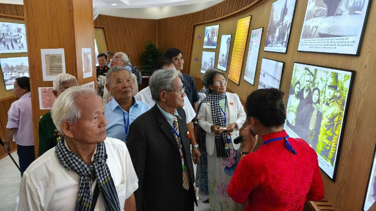 Tìm hiểu tư liệu lịch sử trưng bày trong lòng biểu tượng Con tàu tập kết ra Bắc tại Sông Đốc.