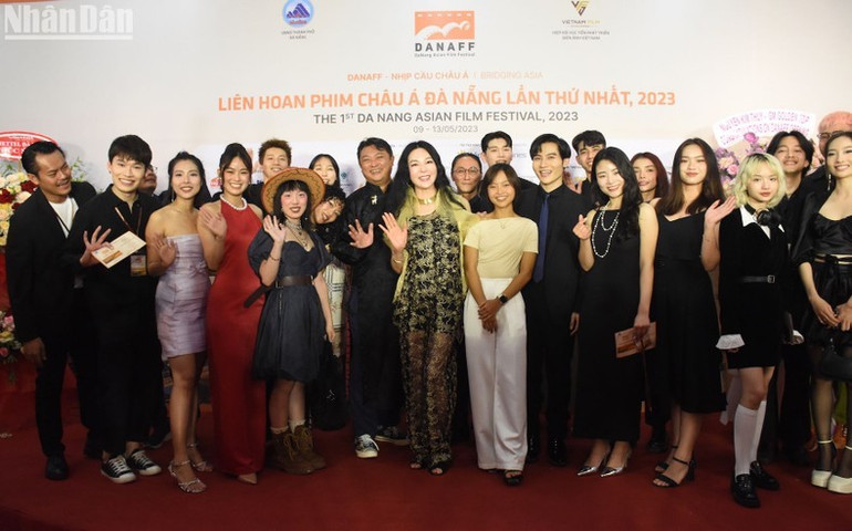 Các khách mời tham gia thảm đỏ tại lễ khai mạc.