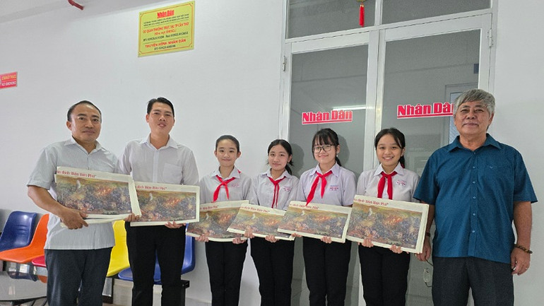 Liên Đội Trường trung học cơ sở Đoàn Thị Điểm, quận Ninh Kiều, thành phố Cần Thơ đến nhận tranh.