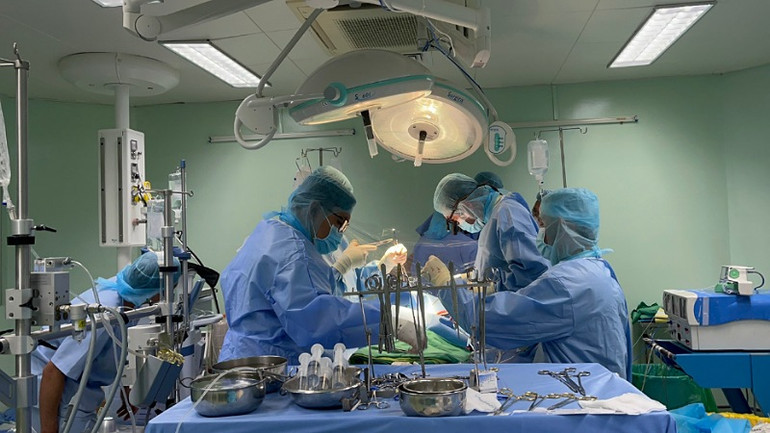 Ca phẫu thuật tim kéo dài 3 giờ đồng hồ tới tận 3 giờ sáng mới thành công. Ca phẫu thuật tim kéo dài 3 giờ đồng hồ tới tận 3 giờ sáng mới thành công.