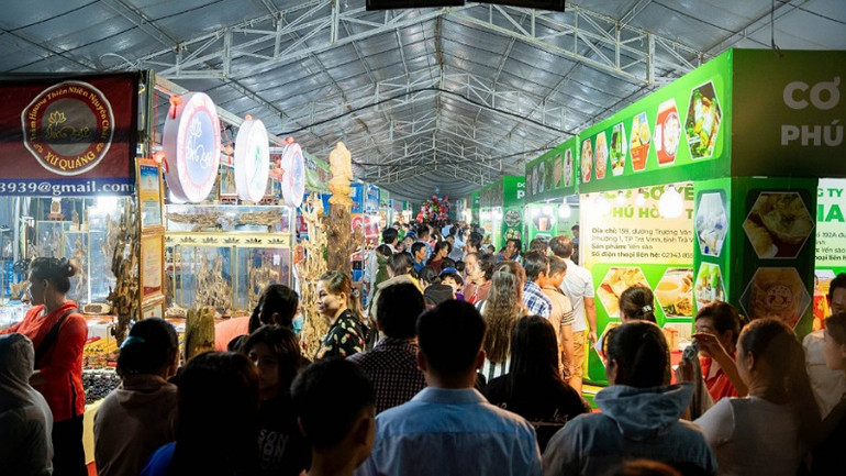 Rất đông du khách và người dân tham quan các gian hàng tại Festival 100 năm dừa sáp Trà Vinh.