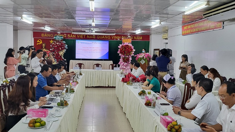 Bệnh viện Đa khoa Trung ương Cần Thơ tổ chức họp báo thông tin về ca ghép thận thành công đầu tiên.