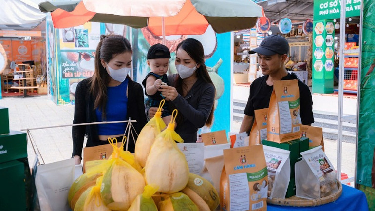 Đa dạng các sản phẩm từ dừa sáp được trưng bày.