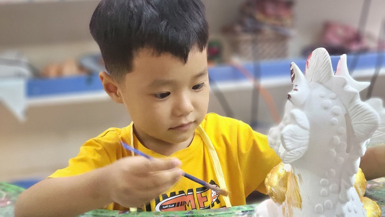 Họa sĩ nhí đang tập trung thể hiện khả năng mỹ thuật.