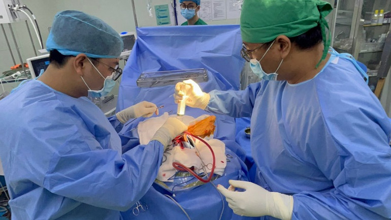 Các bác sĩ tích cực phẫu thuật cấp cứu kéo dài 90 phút lấy mũi kéo ra khỏi sọ đầu bệnh nhân.