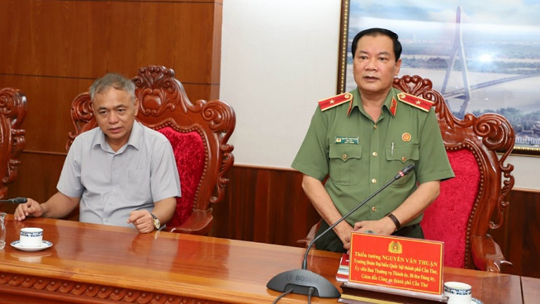 Thiếu tướng Nguyễn Văn Thuận (đứng), Giám đốc Công an thành phố Cần Thơ báo cáo tình hình thực hiện đợt cao điểm với đoàn công tác Bộ Công an. Thiếu tướng Nguyễn Văn Thuận (đứng), Giám đốc Công an thành phố Cần Thơ báo cáo tình hình thực hiện đợt cao điểm với đoàn công tác Bộ Công an.