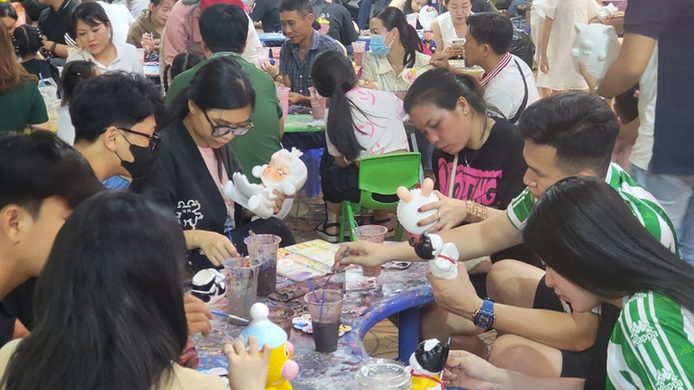 Không chỉ thu hút trẻ em, tô tượng còn là thú vui của nhiều người trưởng thành.