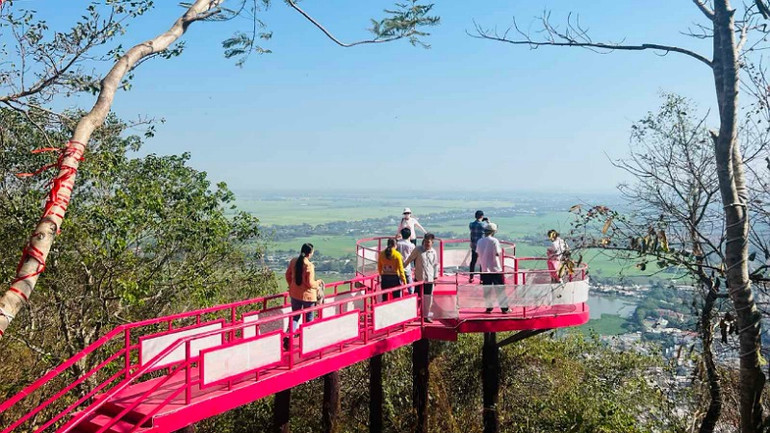 Rất nhiều bạn trẻ đã đến check-in cầu tình yêu trên đỉnh Núi Sam ngày Valentine 2024.