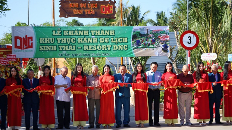 Các đại biểu cắt băng khánh thành khu thực hành du lịch sinh thái Trường Đại học Nam Cần Thơ.