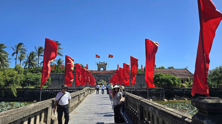 Cờ đỏ tung bay ở Thành cổ Quảng Trị. Cờ đỏ tung bay ở Thành cổ Quảng Trị.