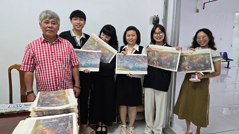 Các bạn trẻ yêu thích tranh lịch sử Chiến thắng Điện Biên Phủ.