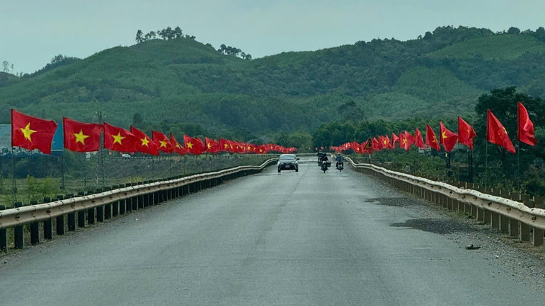 Đường cờ trên đường vào động Phong Nha, tỉnh Quảng Bình. Đường cờ trên đường vào động Phong Nha, tỉnh Quảng Bình.