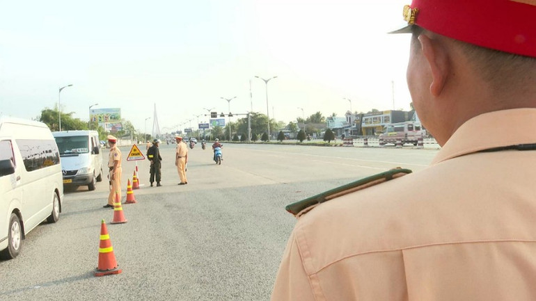 Công an thành phố Cần Thơ tổ chức chốt kiểm soát giao thông trên tuyến quốc lộ 1A. Công an thành phố Cần Thơ tổ chức chốt kiểm soát giao thông trên tuyến quốc lộ 1A.