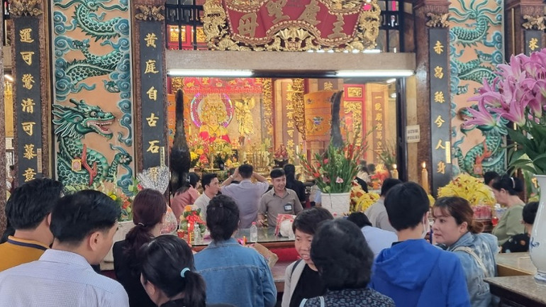 Ngay sau thời khắc giao thừa tiễn năm Quý Mão, đón năm Giáp Thìn, khách hành hương đã đến viếng Miếu Bà Chúa xứ Núi Sam.