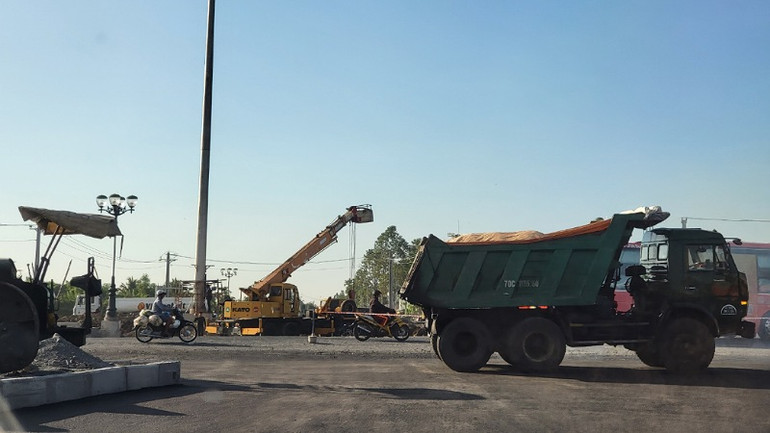 Tuy nhiên, khu vực vòng xoay nút giao IC3 kết nối Quốc lộ 1A và cầu Trần Hoàng Na vẫn còn một số hạng mục chưa hoàn thành.