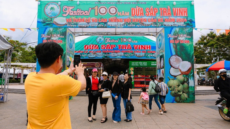 Du khách chụp ảnh lưu niệm tại Festival 100 năm dừa sáp Trà Vinh. Du khách chụp ảnh lưu niệm tại Festival 100 năm dừa sáp Trà Vinh.