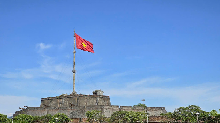 Cờ Tổ quốc tung bay trên Kỳ Đài - Cột cờ Kinh thành Huế. Cờ Tổ quốc tung bay trên Kỳ Đài - Cột cờ Kinh thành Huế.