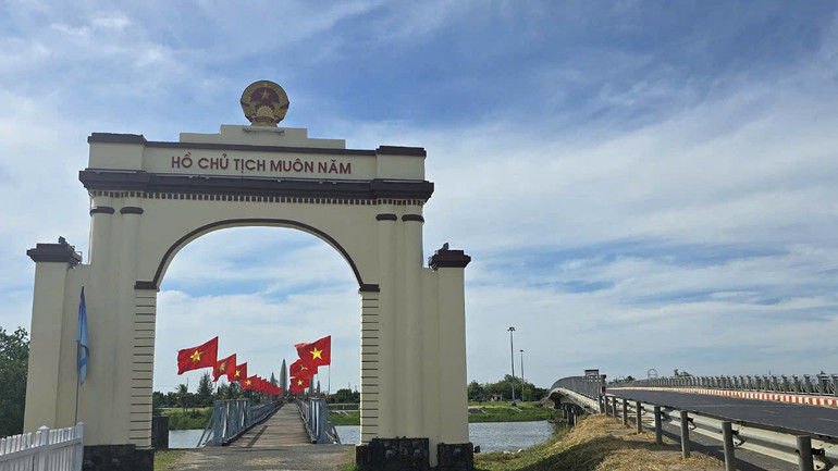 Cờ đỏ sao vàng tung bay trên cầu Hiền Lương, Di tích Quốc gia đặc biệt Đôi bờ Hiền lương-Bến Hải, tỉnh Quảng Trị. Cờ đỏ sao vàng tung bay trên cầu Hiền Lương, Di tích Quốc gia đặc biệt Đôi bờ Hiền lương-Bến Hải, tỉnh Quảng Trị.