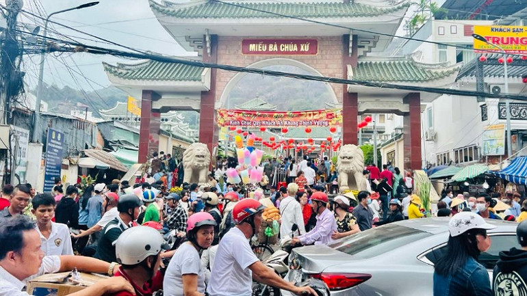 Dòng người, xe đổ về Khu du lịch quốc gia Núi Sam ngày càng đông hơn.