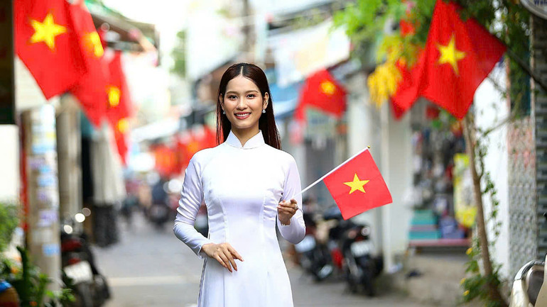 Những con hẻm nhỏ rợp bóng cờ ở trung tâm thành phố Cần Thơ trở thành "background" cho nhiều tay máy. Những con hẻm nhỏ rợp bóng cờ ở trung tâm thành phố Cần Thơ trở thành "background" cho nhiều tay máy.