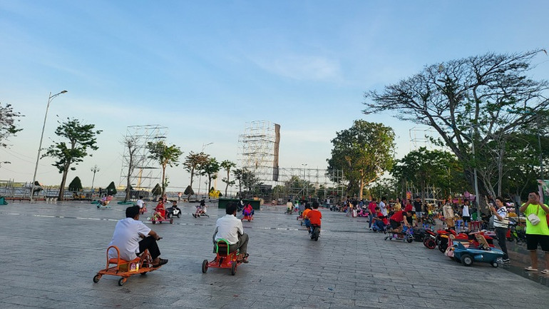Nhiều người đưa con em đến trải nghiệm điều khiển xe điện tại quảng trường Sông Hậu trong những ngày nghỉ Tết Giáp Thìn.
