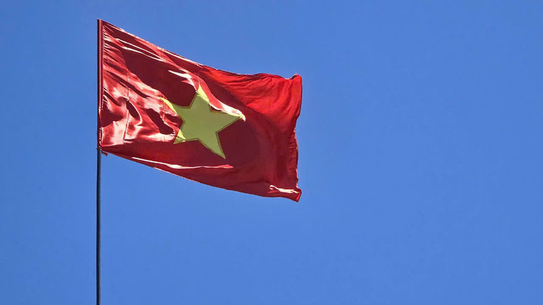 Cờ đỏ sao vàng bay trong trời xanh lộng gió ở Thành cổ Quảng Trị. Cờ đỏ sao vàng bay trong trời xanh lộng gió ở Thành cổ Quảng Trị.