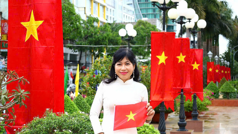 Nhiều người chụp ảnh lưu niệm tại Bến Ninh Kiều, thành phố Cần Thơ với nền cờ đỏ sao vàng. Nhiều người chụp ảnh lưu niệm tại Bến Ninh Kiều, thành phố Cần Thơ với nền cờ đỏ sao vàng.