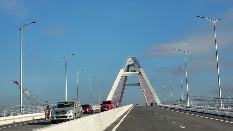 Xe lưu thông qua cầu Trần Hoàng Na sáng nay, 26/4.