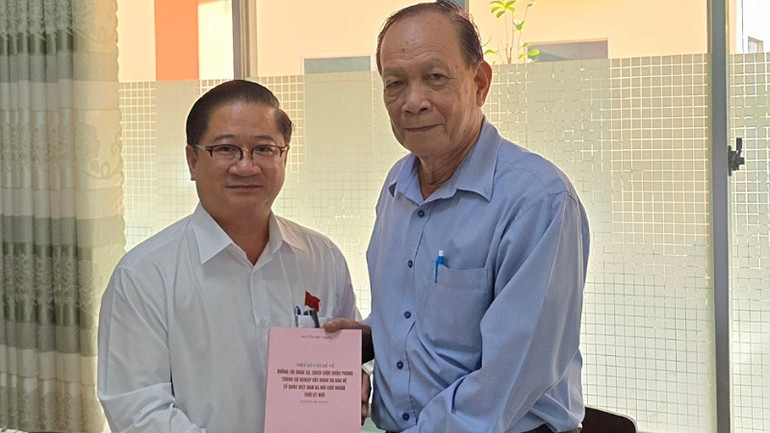 Chủ tịch Ủy ban nhân dân thành phố Cần Thơ tặng sách Tổng Bí thư Nguyễn Phú Trọng cho Cựu chiến binh Võ Tấn Dũng, CLB Hưu trí thành phố.